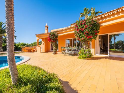 Villa in Cerro de Águia with Private Pool