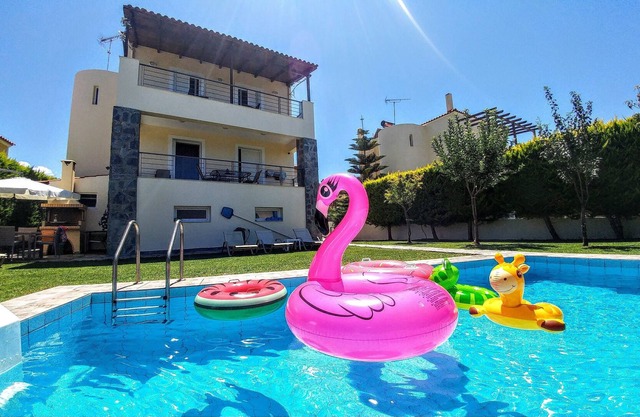 Villa In Crete to rent with private pool