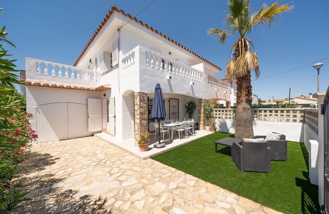Villa in L’Escala near Beaches & Empúries
