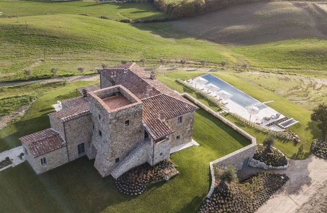 Villa in Radicondoli with 10 bedrooms sleeps 22