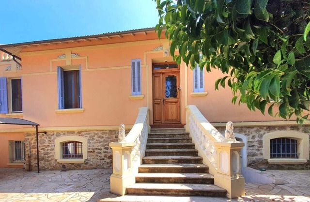 VILLA IN RESIDENTIAL AREA - FULL CENTER HYERES AND VERY QUIET AIR-CONDITIONED