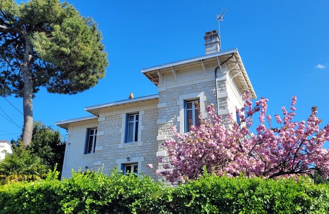 Villa in Royan Park, 15 pers. - 200m from beach - 400m from shops/station.