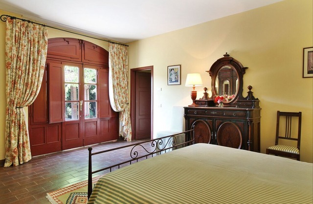Villa in Segromigno In Monte with 5 bedrooms sleeps 10