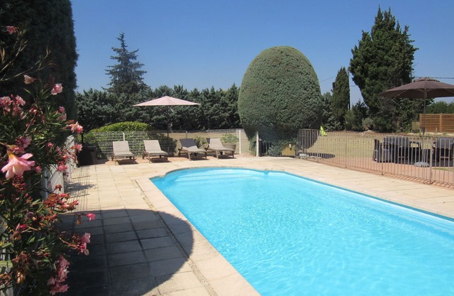 Villa in the countryside of Luberon with private pool & large garden