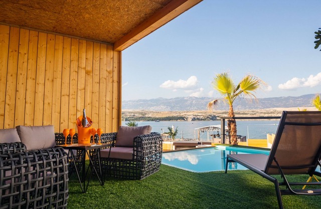Villa in Zrce, close to the beach, water sports, festival, party, free wifi, up to 6 people.