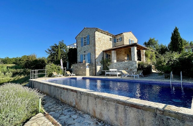 Villa Inmitten von Olivenbäumen und Wein