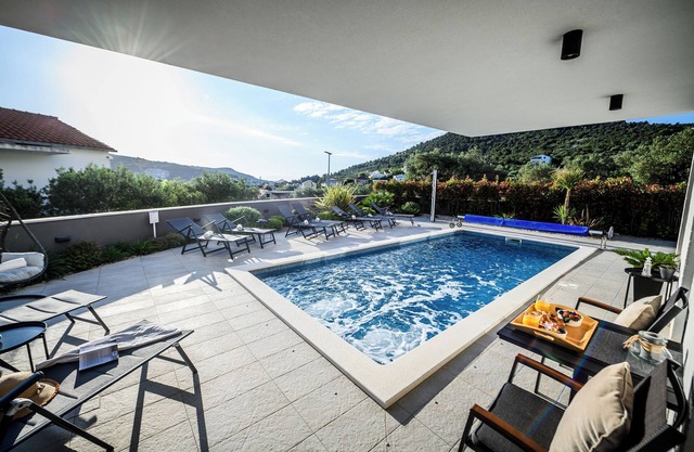 Villa Kapetanova lanterna with heated pool, luxury apartment Perla