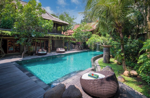 Villa Kapungkur | 5BR Luxury Balinese-Style Villa w/Breakfast