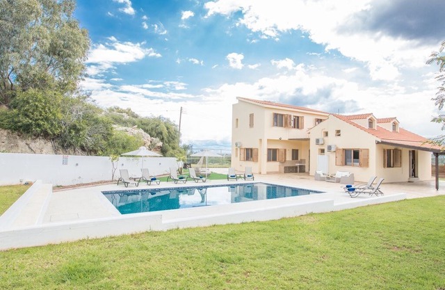 Villa Konnos View, Stunning 6BDR Villa with Private Pool, Close to Konnos Beach