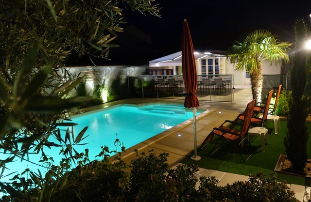 ⭐️⭐️⭐️ Villa, La Flotte, Heated Swimming Pool till november 9 people Quiet Area.