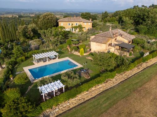 Villa La Francigena - Tuscan Villa with Pool & Jacuzzi