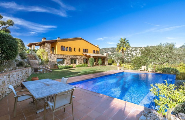 Villa 'La Masia' with Mountain View, Wi-Fi and Air Conditioning