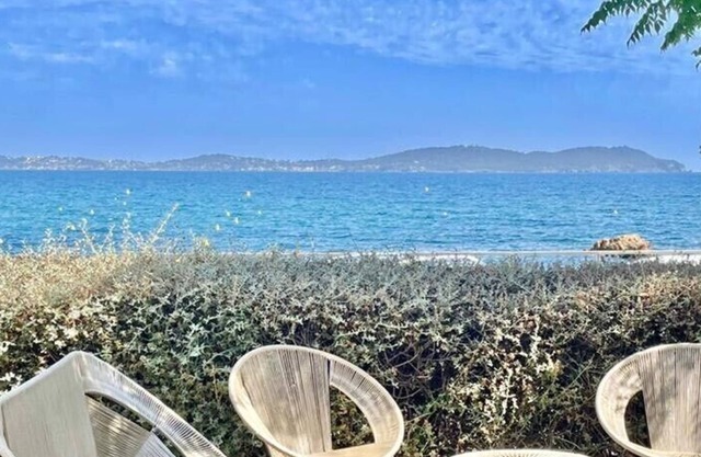 Villa " La plage " waterfront villa, swimming pool, garden, 16 p