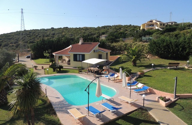 Villa La Rocada, 13 metres swimming pool with jacuzzi, garden, kids play area