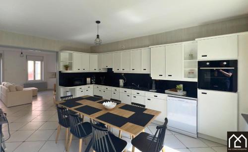 Villa Les Pieds dans l'Eau - 4chambres 10personnes - Central & Proche Mer