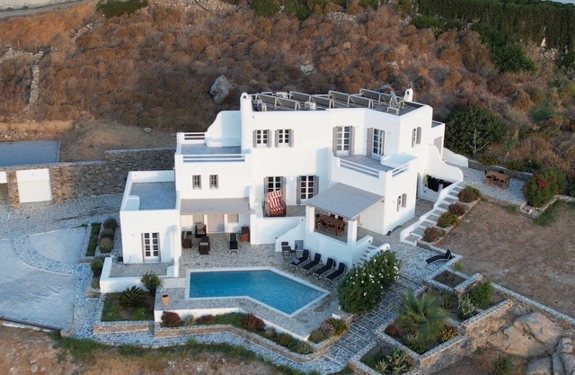 Villa Lithari: enjoy magnificent views and your own private pool (Plaka/Orkos)