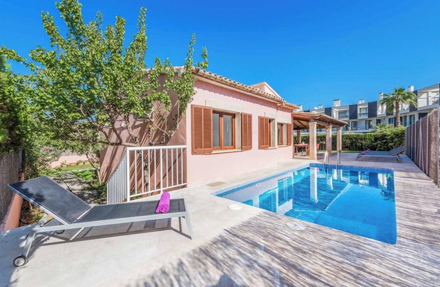 Villa Llenaire - Four Bedroom Villa, Sleeps 8