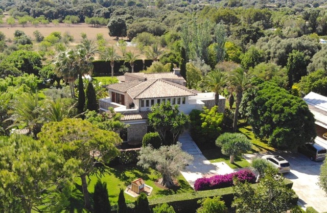 Villa 'Llenaire' with Mountain View, Wi-Fi and Air Conditioning