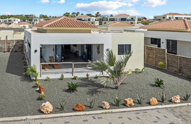 Villa Mambolicious, Mambo Beach, Villa with private pool near beach.