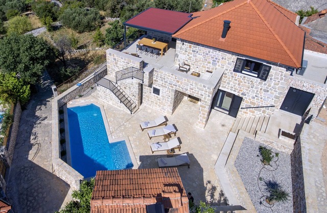 Villa Mare - Three bedroom house with outdoor pool