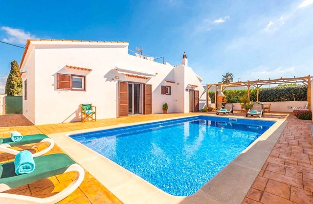 Villa Mari: Large Private Pool, Walk to Beach, A/C, WiFi, Car Not Required