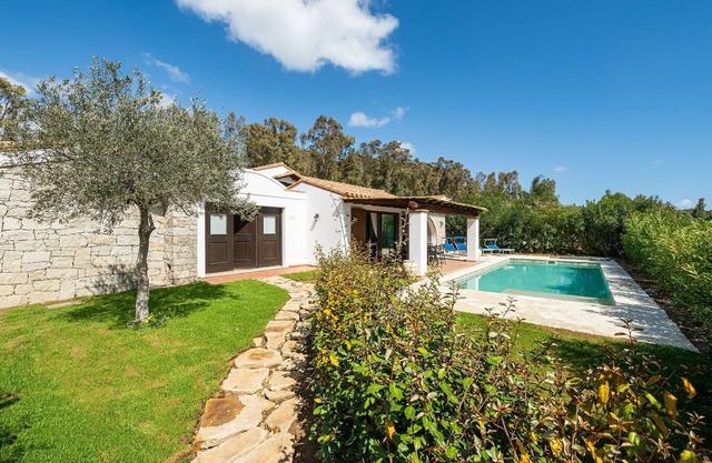 Villa Mariposa – Pool & Garden, 500m walk to Beach
