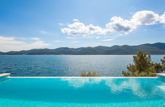 Villa Maris, infinity pool, sauna, beachfront, pets friendly
