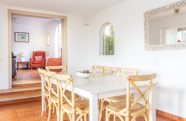 Villa Menorca: Un Oasis de Tranquilidad y Confort. ¡A 5 Minutos de Todo!