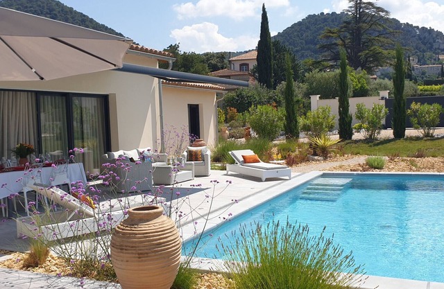 Villa moderne avec jacuzzi, piscine et vue
