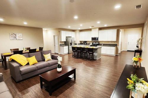 Villa near downtown Riverside