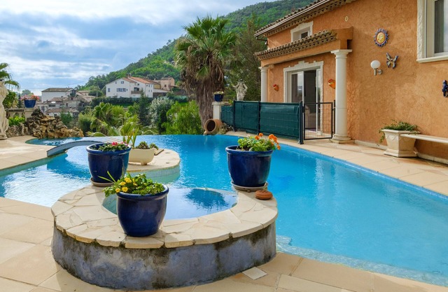 Villa 'Néoprovençale Independante Piscine' with Shared Pool, Wi-Fi and Air Conditioning
