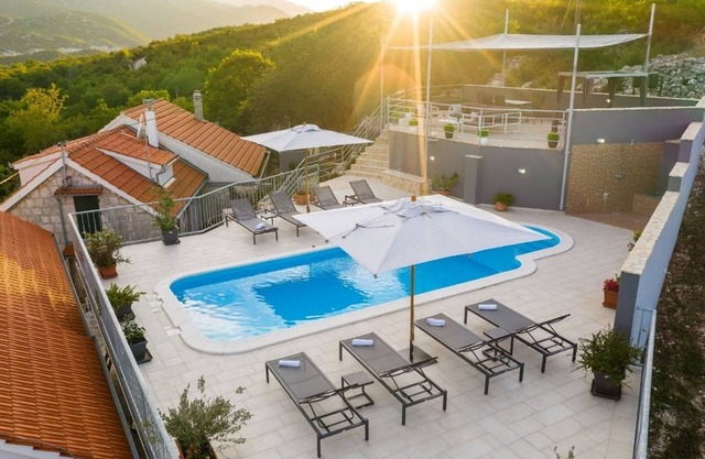 Villa Nicole - heated pool, whirlpool, playground, gym, bikes