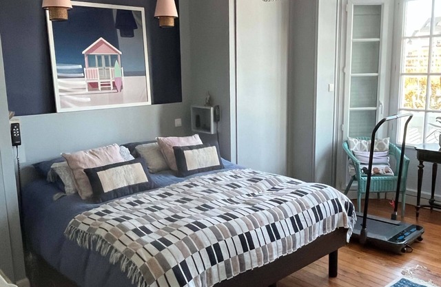 VILLA ON THE PORT, 5 MINUTES FROM THE BEACH WITH FLOWER GARDEN
