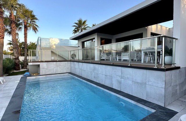 Villa Palmiers - 5 bedroom villa with sea view, 50m from the beach