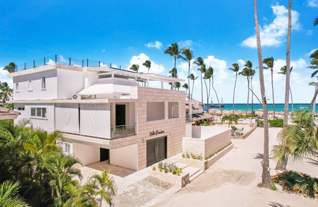 Villa Pandora: Beachfront, oceanview villa w/heated pool, games, chef & staff