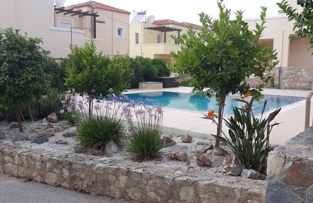 Villa Pindarakis - level walk to beach and tavernas, two pools, mountain views