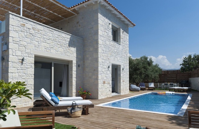 Villa Prima-4bedroom villa, 3 bathrooms, heated pool & jacuzzi with sea view!