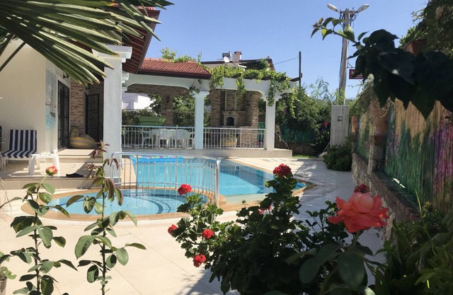 Villa: Private Pool, gated gdn, forest views, 6 minutes to beach, cafe, s'mkts