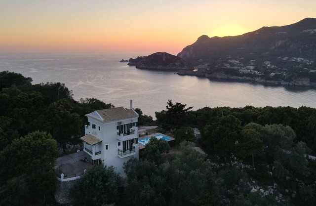 Villa Pyrgos - 5 persons - Swimming pool & Sea view - Close to beaches & village