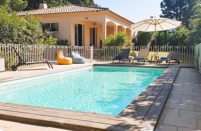 Villa Ribba. 10 pers, piscine, 10 min plage en voiture
