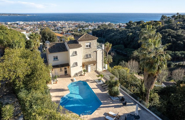 Villa Roc d'Azur: sea view, heated swimming pool, jacuzzi, close to Cannes