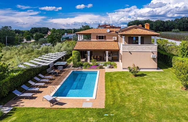 Villa Roza in Central Istria with whirlpool and playground for kids - pet friendly