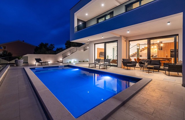 Villa S.