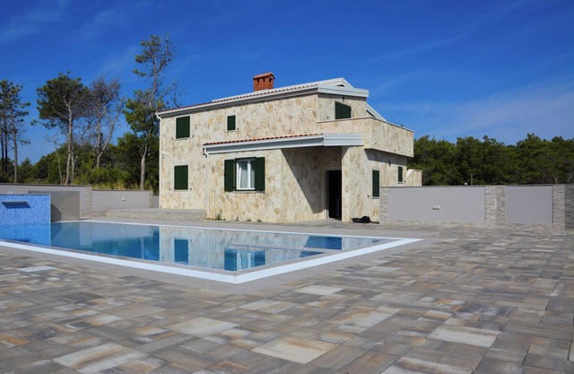 Villa Sana, on the beach with swimming pool