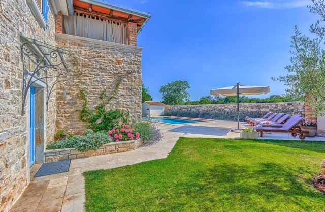 Villa Sensol - for ten guests with a pool, close to beach