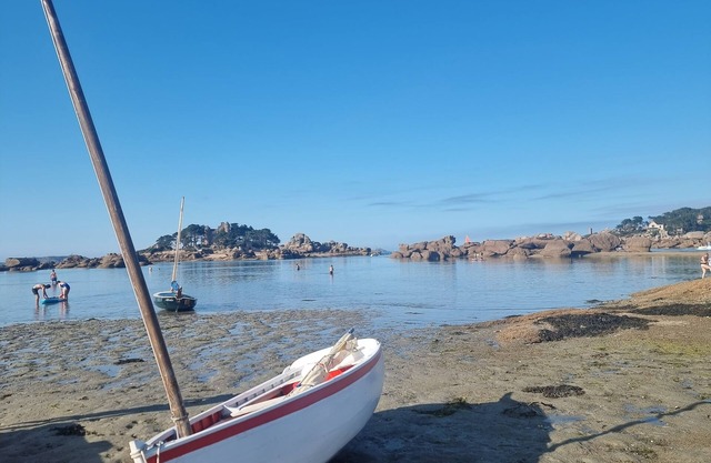 Villa + Studio with tennis on 1ha 3min from the beaches of the Pink Granite Coast
