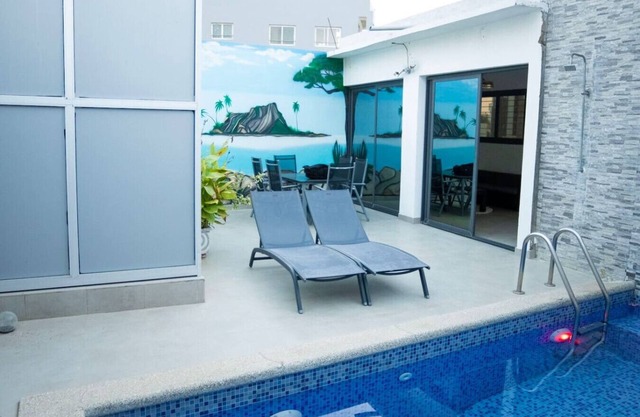 Villa Tawfekh: Villa privée avec piscine, vue mer et balcon