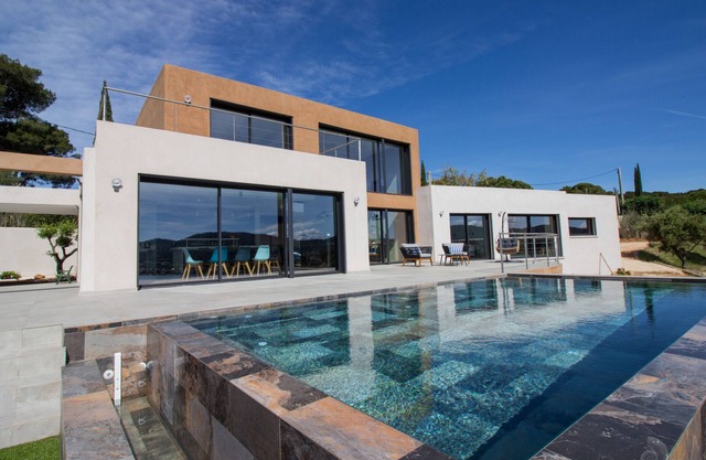 VILLA TITIMAMA CARQUEIRANNE