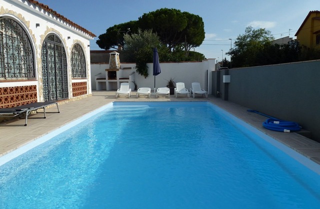 Villa to rent in Spain Escala 10 pers. With large pool