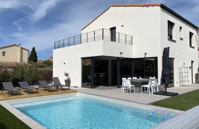 Villa Tomeva, new house with heated pool, 400 meters from the beach.